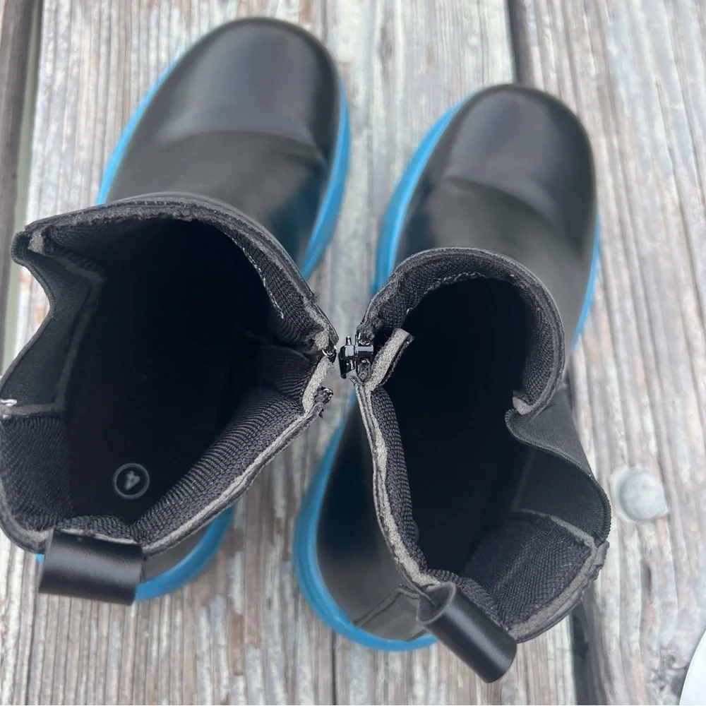 Kids boots size 4 excellent condition